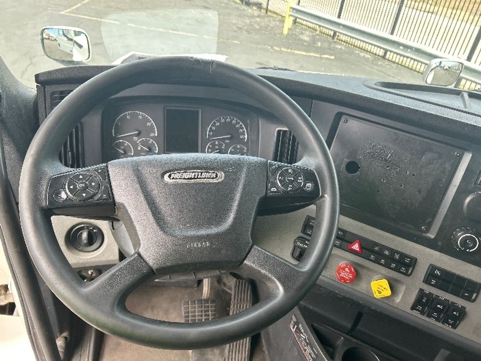 Sleeper Tractor-Heavy Duty Tractors-Freightliner-2022-T12664ST-Torrance-CA-688,647\n\t\tmiles-$ 47,000 - Image 11