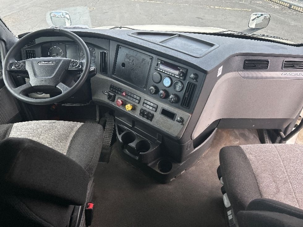 Sleeper Tractor-Heavy Duty Tractors-Freightliner-2022-T12664ST-Torrance-CA-688,647\n\t\tmiles-$ 47,000 - Image 12