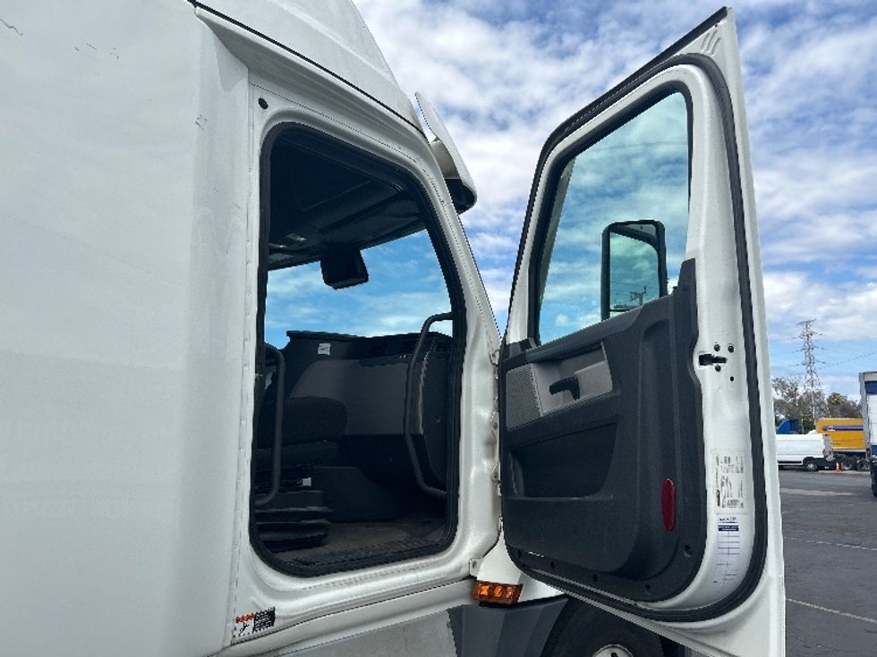 Sleeper Tractor-Heavy Duty Tractors-Freightliner-2022-T12664ST-Torrance-CA-688,647\n\t\tmiles-$ 47,000 - Image 13