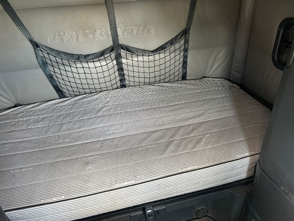 Sleeper Tractor-Heavy Duty Tractors-Freightliner-2022-T12664ST-Torrance-CA-688,647\n\t\tmiles-$ 47,000 - Image 18