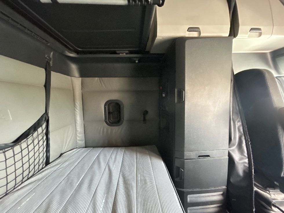 Sleeper Tractor-Heavy Duty Tractors-Freightliner-2022-T12664ST-Torrance-CA-688,647\n\t\tmiles-$ 47,000 - Image 19