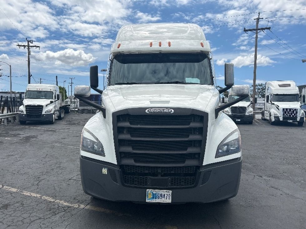 Sleeper Tractor-Heavy Duty Tractors-Freightliner-2022-T12664ST-Torrance-CA-688,647\n\t\tmiles-$ 47,000 - Image 2