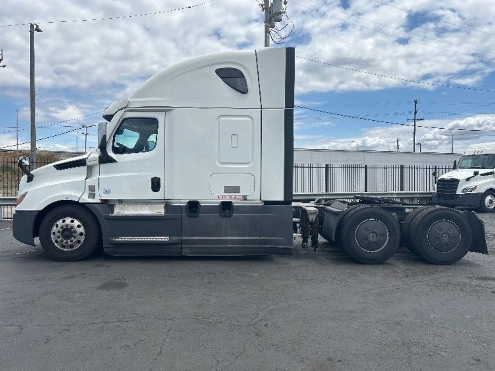 Sleeper Tractor-Heavy Duty Tractors-Freightliner-2022-T12664ST-Torrance-CA-688,647\n\t\tmiles-$ 47,000 - Image 4