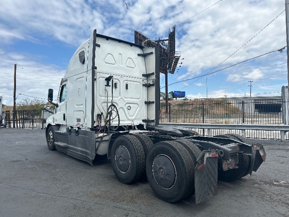 Sleeper Tractor-Heavy Duty Tractors-Freightliner-2022-T12664ST-Torrance-CA-688,647\n\t\tmiles-$ 47,000 - Image 5