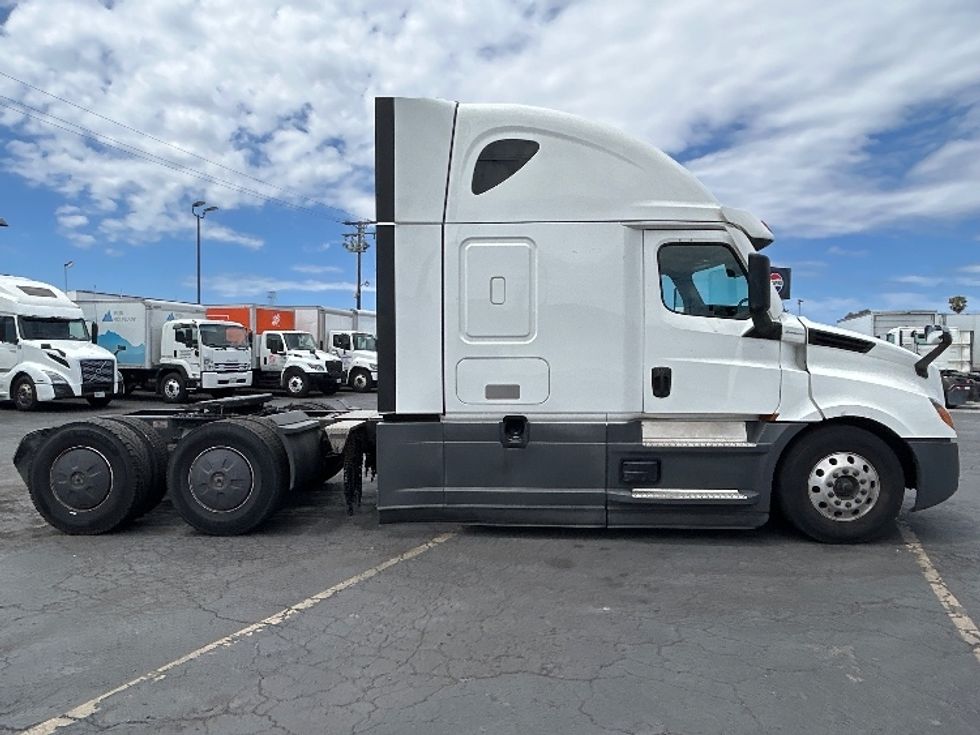 Sleeper Tractor-Heavy Duty Tractors-Freightliner-2022-T12664ST-Torrance-CA-688,647\n\t\tmiles-$ 47,000 - Image 8