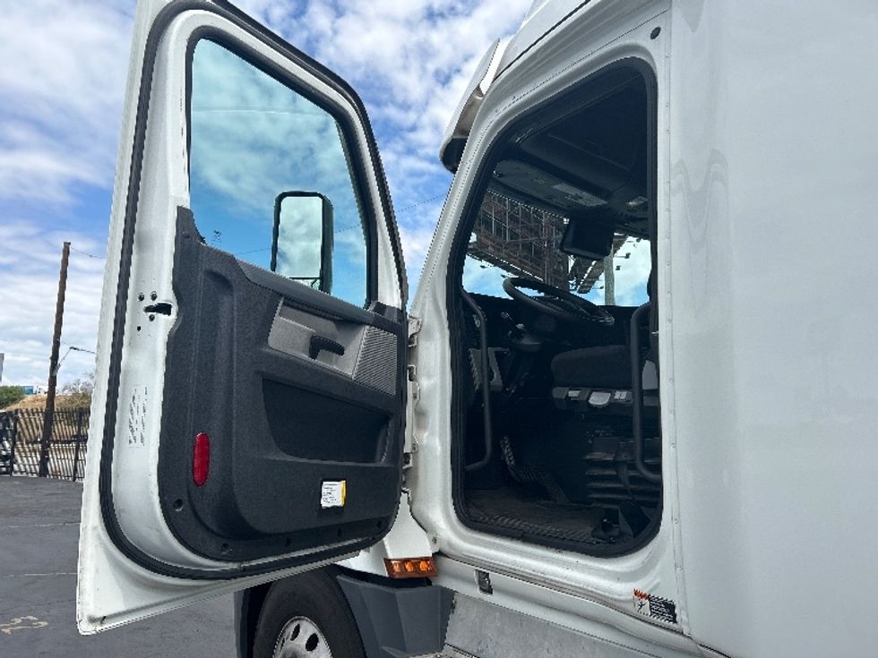 Sleeper Tractor-Heavy Duty Tractors-Freightliner-2022-T12664ST-Torrance-CA-688,647\n\t\tmiles-$ 47,000 - Image 9