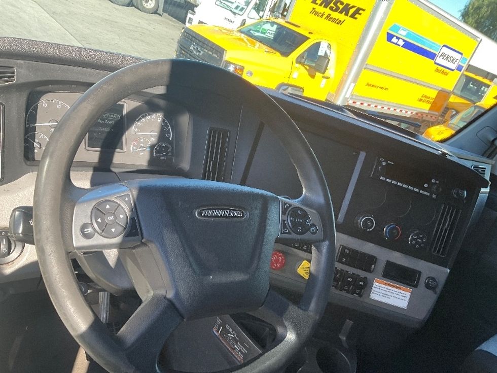 Sleeper Tractor-Heavy Duty Tractors-Freightliner-2022-T12664ST-Torrance-CA-721,747\n\t\tmiles-$ 51,750 - Image 11