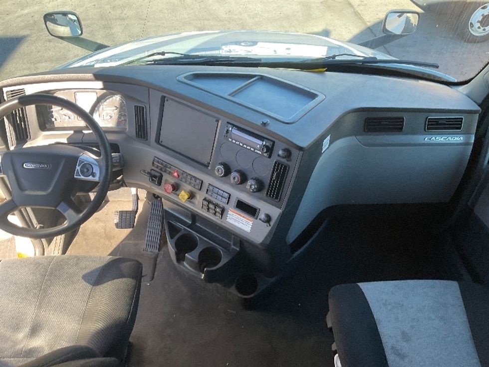 Sleeper Tractor-Heavy Duty Tractors-Freightliner-2022-T12664ST-Torrance-CA-721,747\n\t\tmiles-$ 51,750 - Image 12