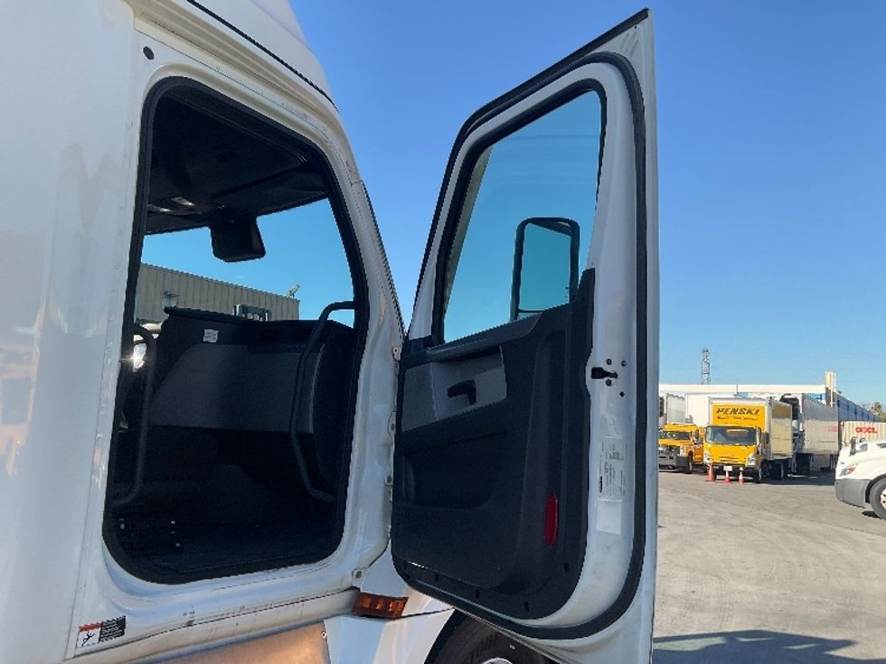 Sleeper Tractor-Heavy Duty Tractors-Freightliner-2022-T12664ST-Torrance-CA-721,747\n\t\tmiles-$ 51,750 - Image 13