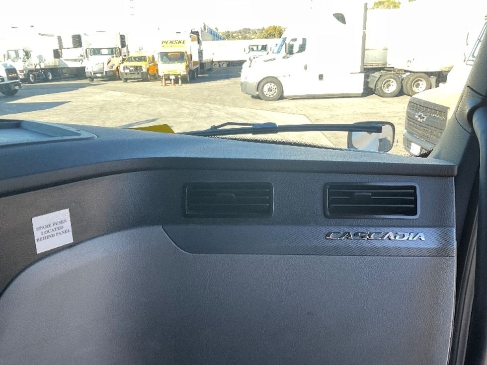 Sleeper Tractor-Heavy Duty Tractors-Freightliner-2022-T12664ST-Torrance-CA-721,747\n\t\tmiles-$ 51,750 - Image 14