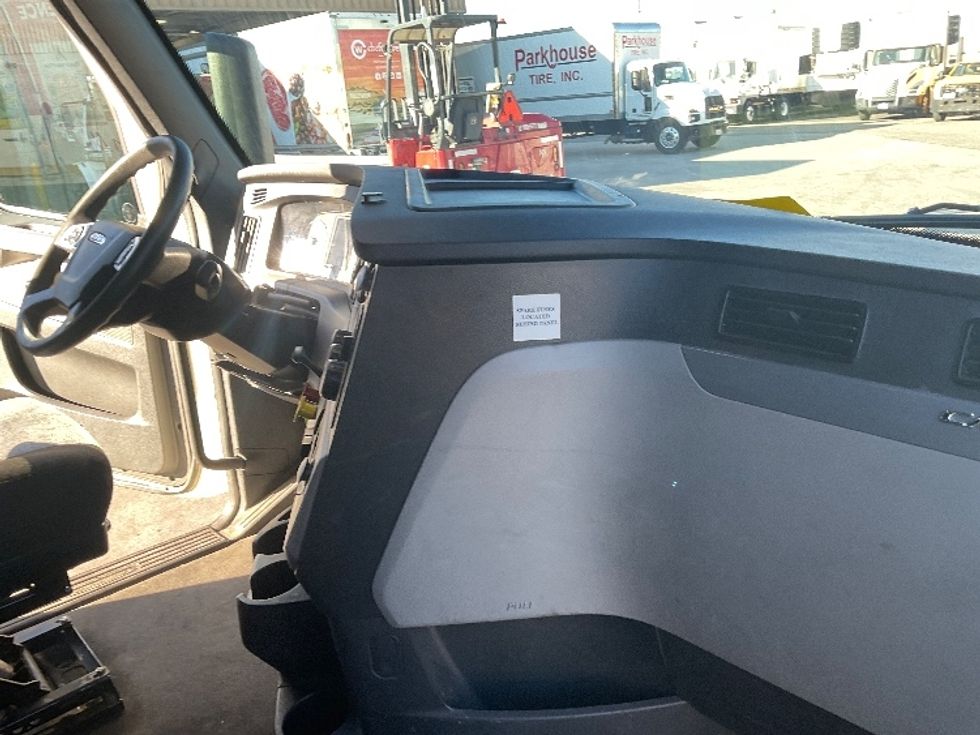 Sleeper Tractor-Heavy Duty Tractors-Freightliner-2022-T12664ST-Torrance-CA-721,747\n\t\tmiles-$ 51,750 - Image 15
