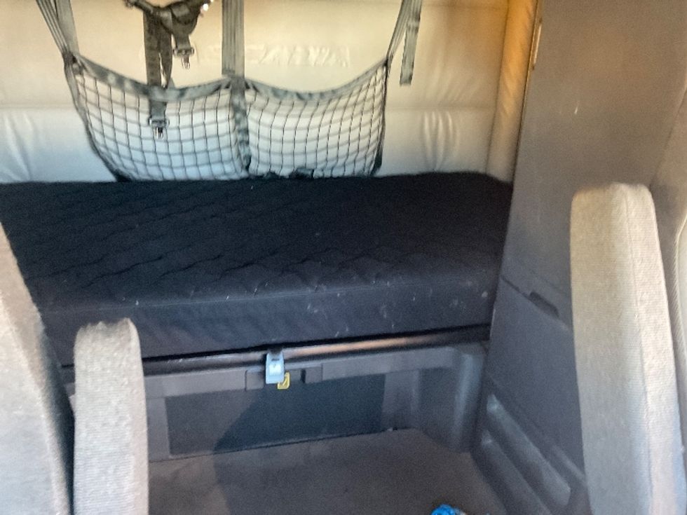 Sleeper Tractor-Heavy Duty Tractors-Freightliner-2022-T12664ST-Torrance-CA-721,747\n\t\tmiles-$ 51,750 - Image 16