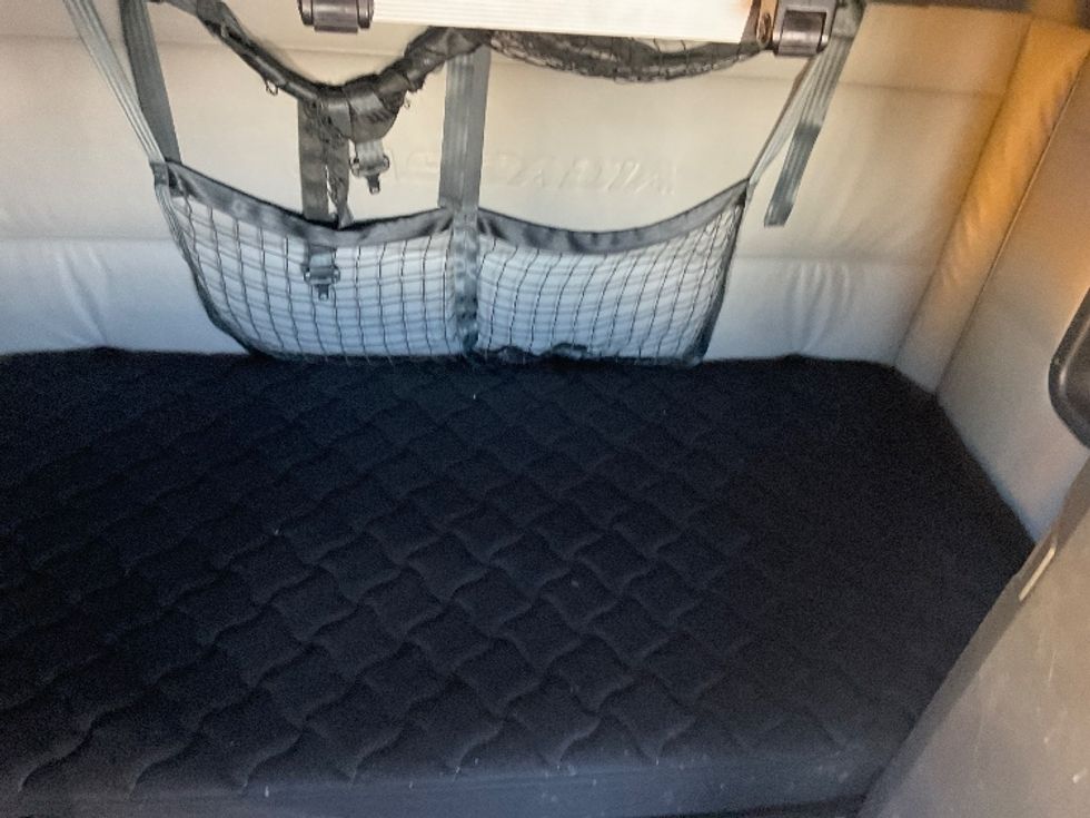 Sleeper Tractor-Heavy Duty Tractors-Freightliner-2022-T12664ST-Torrance-CA-721,747\n\t\tmiles-$ 51,750 - Image 17