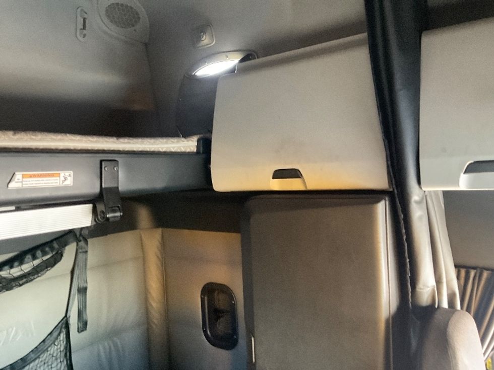 Sleeper Tractor-Heavy Duty Tractors-Freightliner-2022-T12664ST-Torrance-CA-721,747\n\t\tmiles-$ 51,750 - Image 18