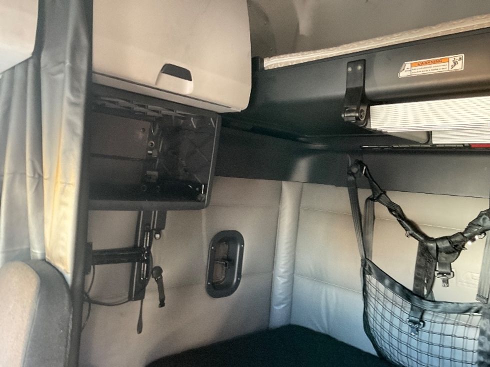 Sleeper Tractor-Heavy Duty Tractors-Freightliner-2022-T12664ST-Torrance-CA-721,747\n\t\tmiles-$ 51,750 - Image 19