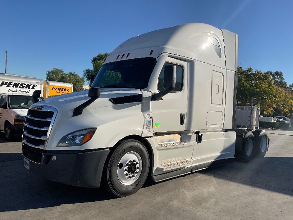 Sleeper Tractor-Heavy Duty Tractors-Freightliner-2022-T12664ST-Torrance-CA-721,747\n\t\tmiles-$ 51,750 - Image 3