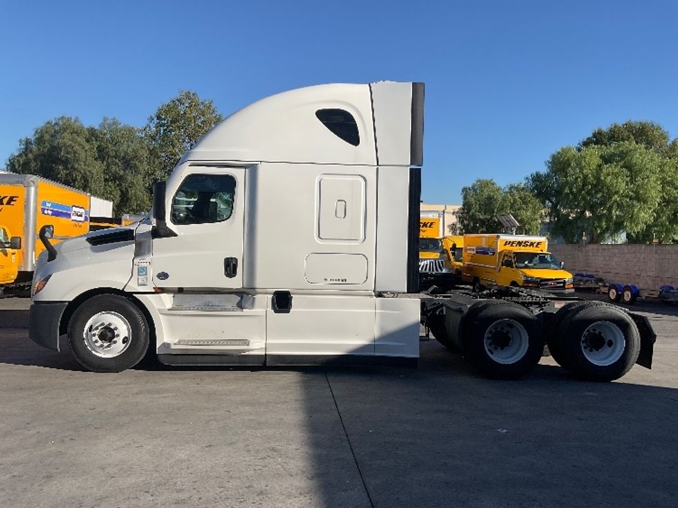 Sleeper Tractor-Heavy Duty Tractors-Freightliner-2022-T12664ST-Torrance-CA-721,747\n\t\tmiles-$ 51,750 - Image 4
