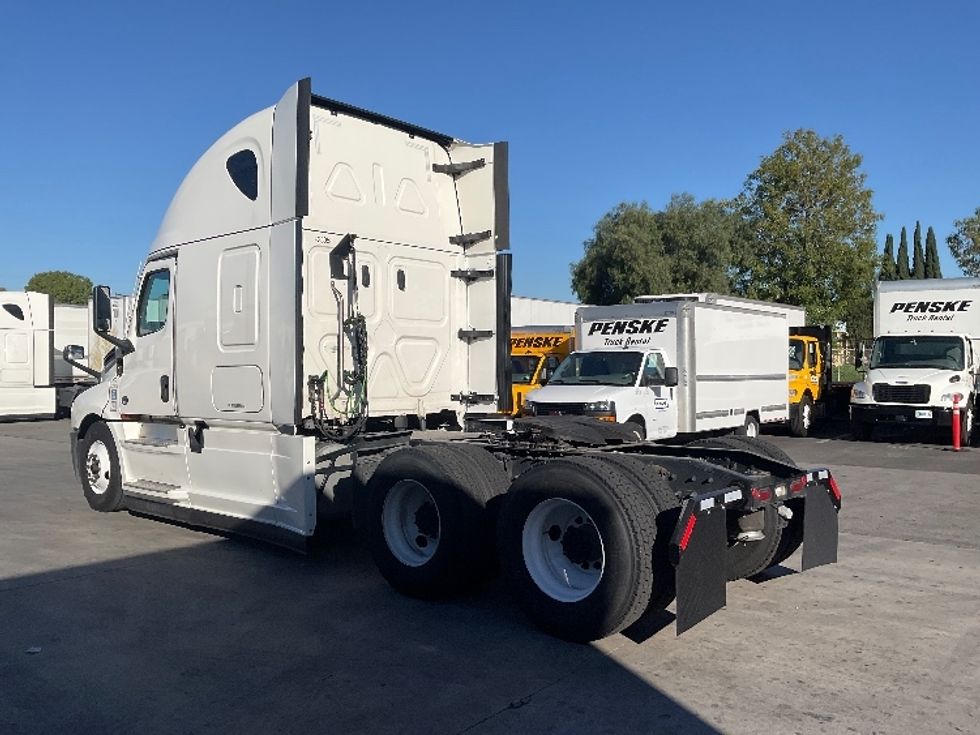 Sleeper Tractor-Heavy Duty Tractors-Freightliner-2022-T12664ST-Torrance-CA-721,747\n\t\tmiles-$ 51,750 - Image 5