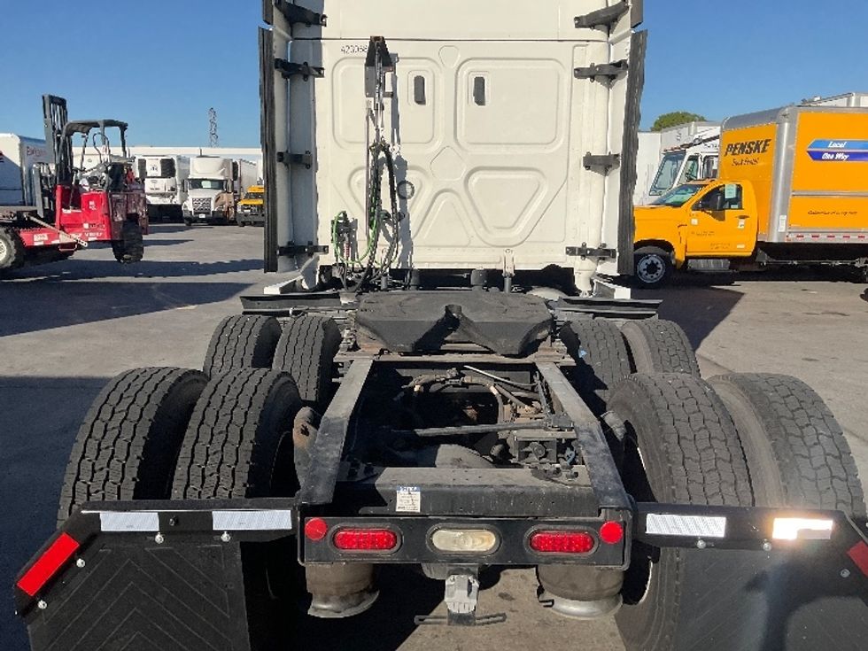 Sleeper Tractor-Heavy Duty Tractors-Freightliner-2022-T12664ST-Torrance-CA-721,747\n\t\tmiles-$ 51,750 - Image 6