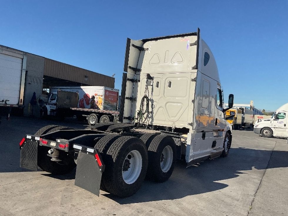 Sleeper Tractor-Heavy Duty Tractors-Freightliner-2022-T12664ST-Torrance-CA-721,747\n\t\tmiles-$ 51,750 - Image 7