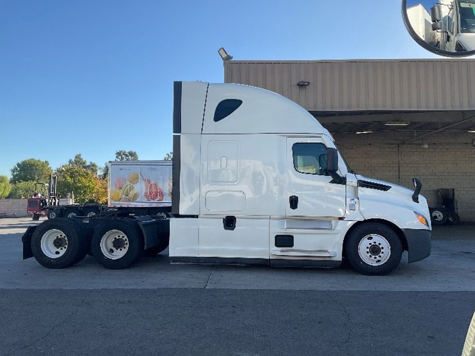 Sleeper Tractor-Heavy Duty Tractors-Freightliner-2022-T12664ST-Torrance-CA-721,747\n\t\tmiles-$ 51,750 - Image 8