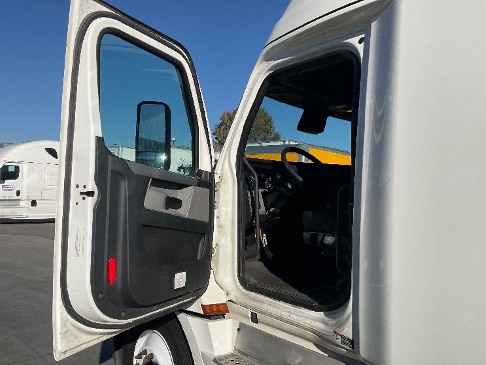 Sleeper Tractor-Heavy Duty Tractors-Freightliner-2022-T12664ST-Torrance-CA-721,747\n\t\tmiles-$ 51,750 - Image 9