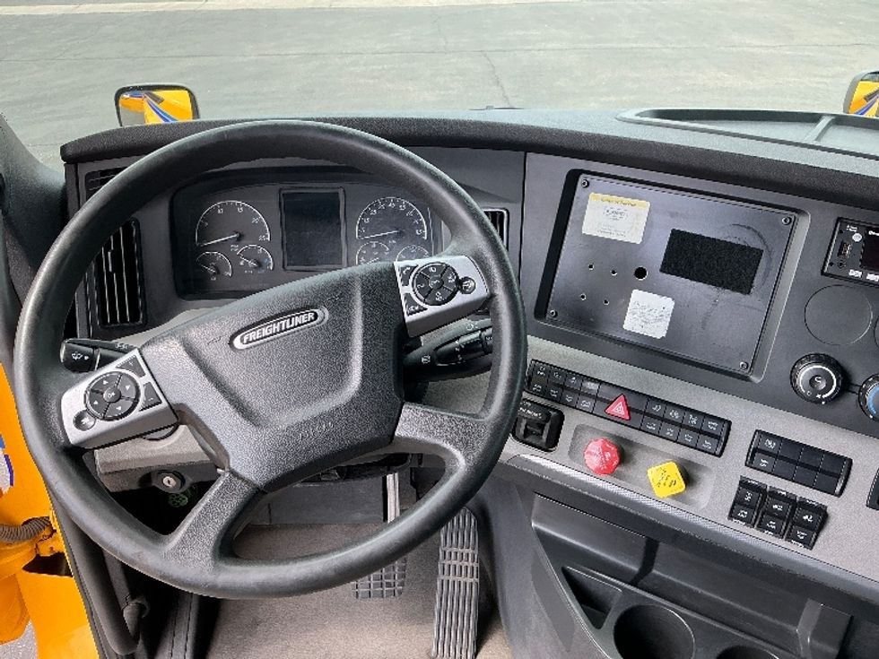 Sleeper Tractor-Heavy Duty Tractors-Freightliner-2022-T12664ST-Tucson-AZ-560,142\n\t\tmiles-$ 65,000 - Image 10