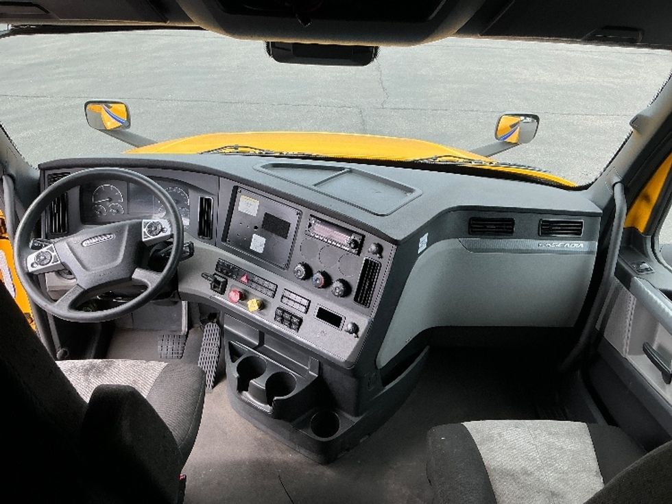 Sleeper Tractor-Heavy Duty Tractors-Freightliner-2022-T12664ST-Tucson-AZ-560,142\n\t\tmiles-$ 65,000 - Image 11