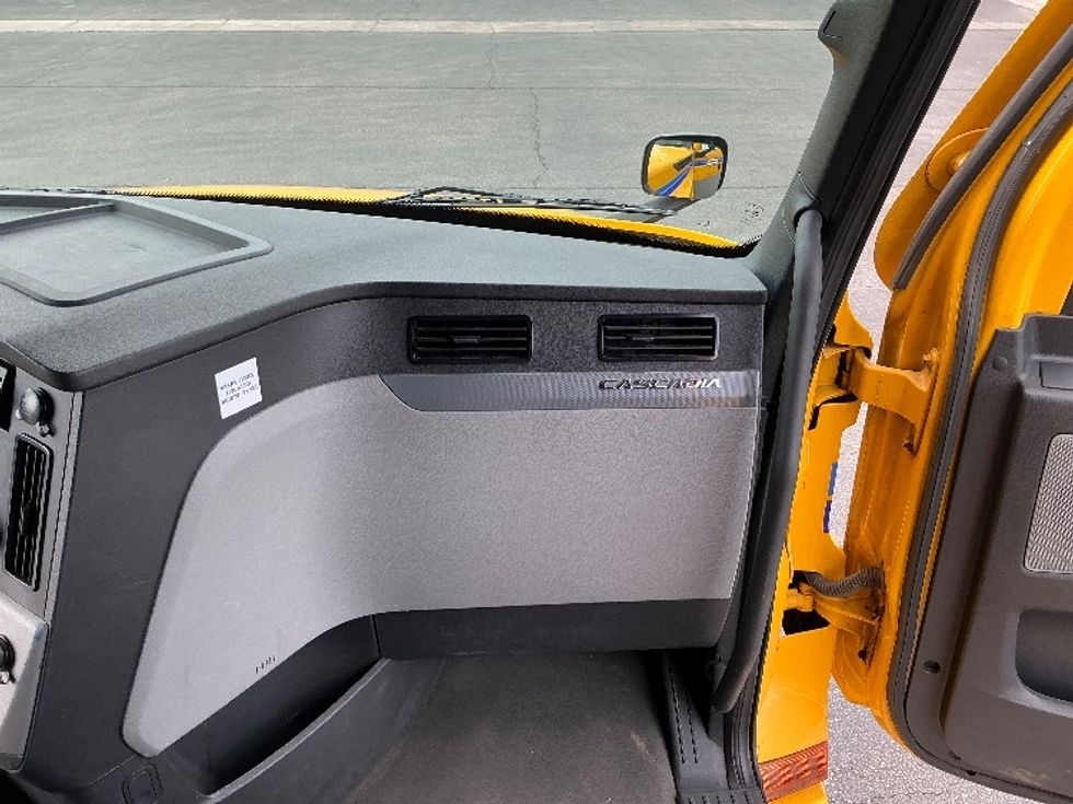 Sleeper Tractor-Heavy Duty Tractors-Freightliner-2022-T12664ST-Tucson-AZ-560,142\n\t\tmiles-$ 65,000 - Image 13