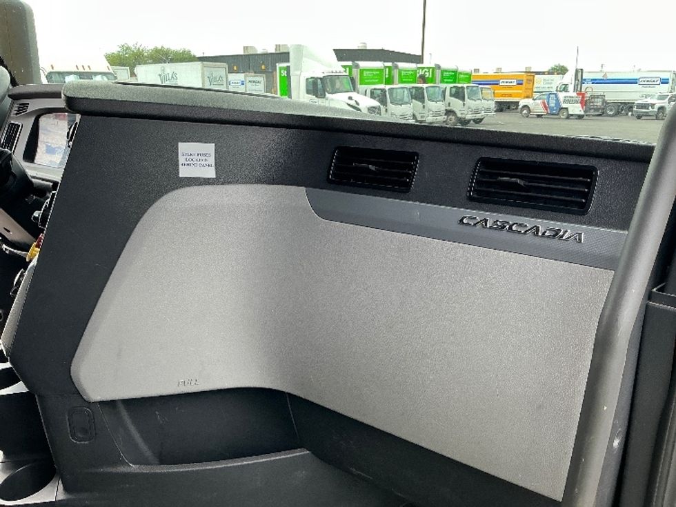 Sleeper Tractor-Heavy Duty Tractors-Freightliner-2022-T12664ST-Tucson-AZ-560,142\n\t\tmiles-$ 65,000 - Image 14