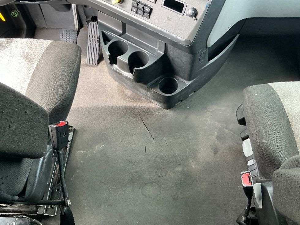 Sleeper Tractor-Heavy Duty Tractors-Freightliner-2022-T12664ST-Tucson-AZ-560,142\n\t\tmiles-$ 65,000 - Image 21