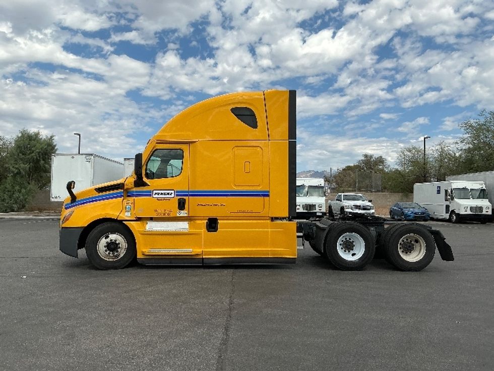Sleeper Tractor-Heavy Duty Tractors-Freightliner-2022-T12664ST-Tucson-AZ-560,142\n\t\tmiles-$ 65,000 - Image 4