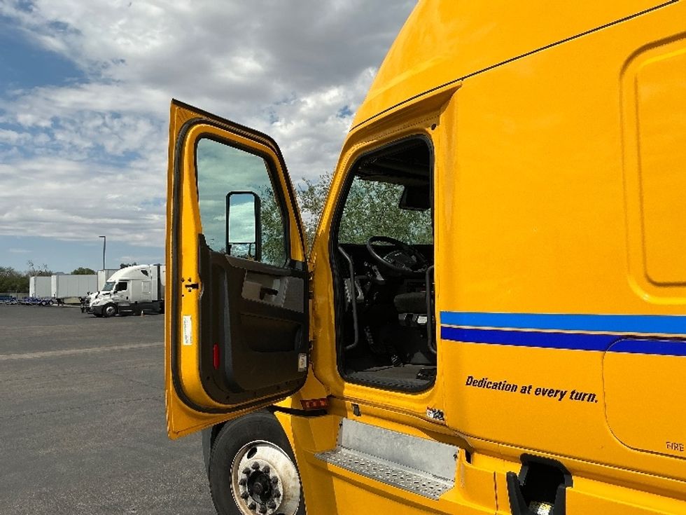 Sleeper Tractor-Heavy Duty Tractors-Freightliner-2022-T12664ST-Tucson-AZ-560,142\n\t\tmiles-$ 65,000 - Image 8