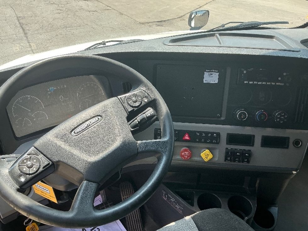 Sleeper Tractor-Heavy Duty Tractors-Freightliner-2022-T12664ST-Tulsa-OK-491,740\n\t\tmiles-$ 75,250 - Image 11