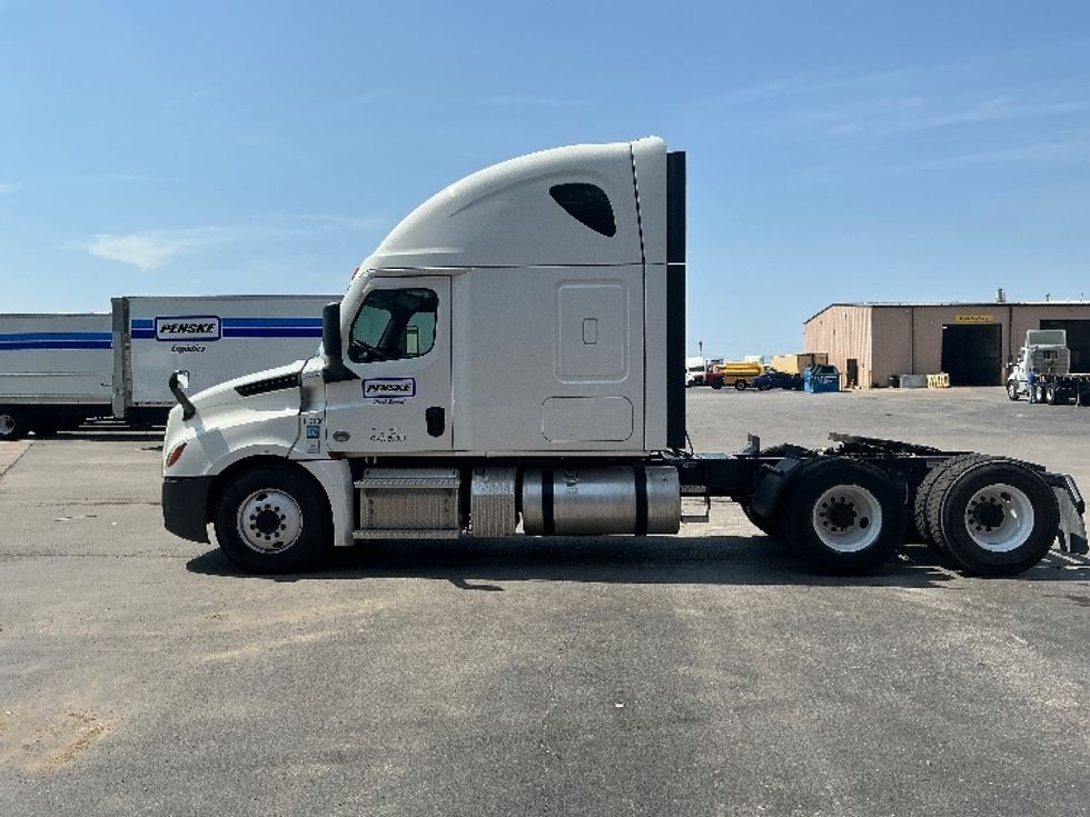 Sleeper Tractor-Heavy Duty Tractors-Freightliner-2022-T12664ST-Tulsa-OK-491,740\n\t\tmiles-$ 75,250 - Image 4