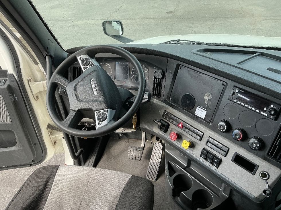 Sleeper Tractor-Heavy Duty Tractors-Freightliner-2022-T12664ST-Tulsa-OK-641,506\n\t\tmiles-$ 59,750 - Image 11