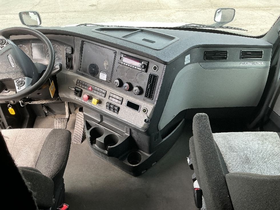 Sleeper Tractor-Heavy Duty Tractors-Freightliner-2022-T12664ST-Tulsa-OK-641,506\n\t\tmiles-$ 59,750 - Image 12