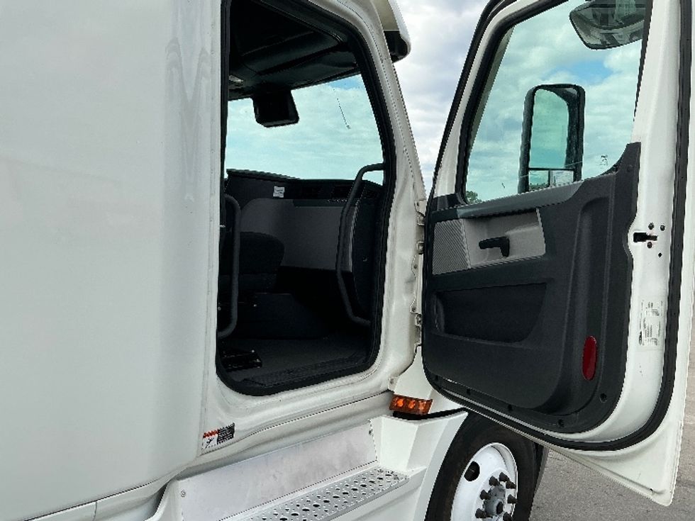 Sleeper Tractor-Heavy Duty Tractors-Freightliner-2022-T12664ST-Tulsa-OK-641,506\n\t\tmiles-$ 59,750 - Image 13