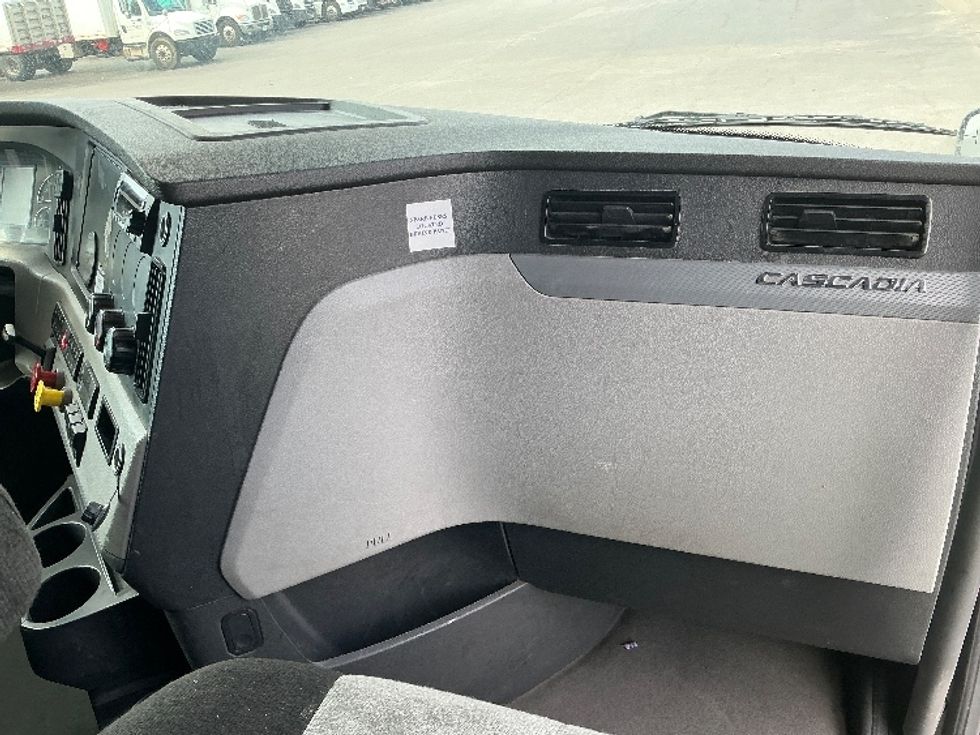 Sleeper Tractor-Heavy Duty Tractors-Freightliner-2022-T12664ST-Tulsa-OK-641,506\n\t\tmiles-$ 59,750 - Image 14