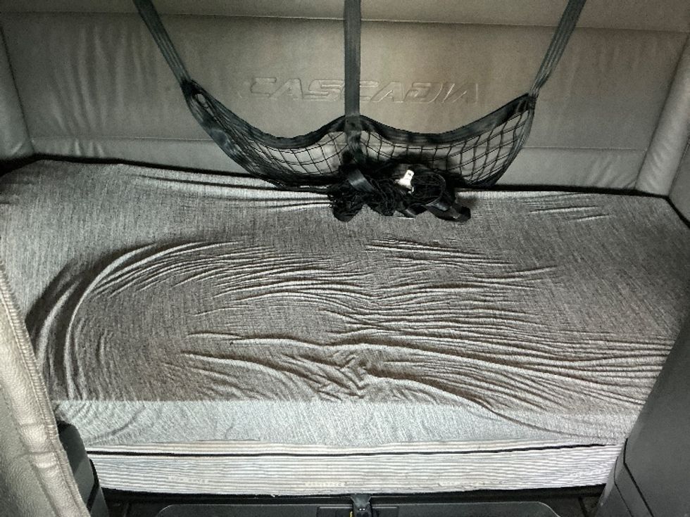 Sleeper Tractor-Heavy Duty Tractors-Freightliner-2022-T12664ST-Tulsa-OK-641,506\n\t\tmiles-$ 59,750 - Image 16