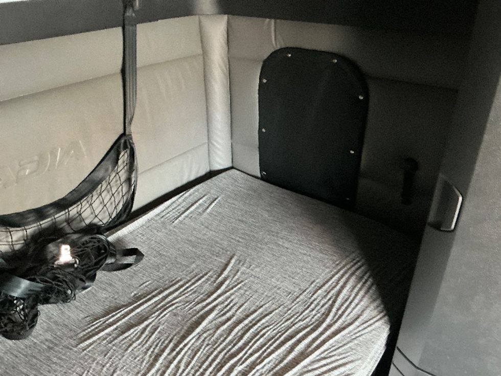 Sleeper Tractor-Heavy Duty Tractors-Freightliner-2022-T12664ST-Tulsa-OK-641,506\n\t\tmiles-$ 59,750 - Image 18