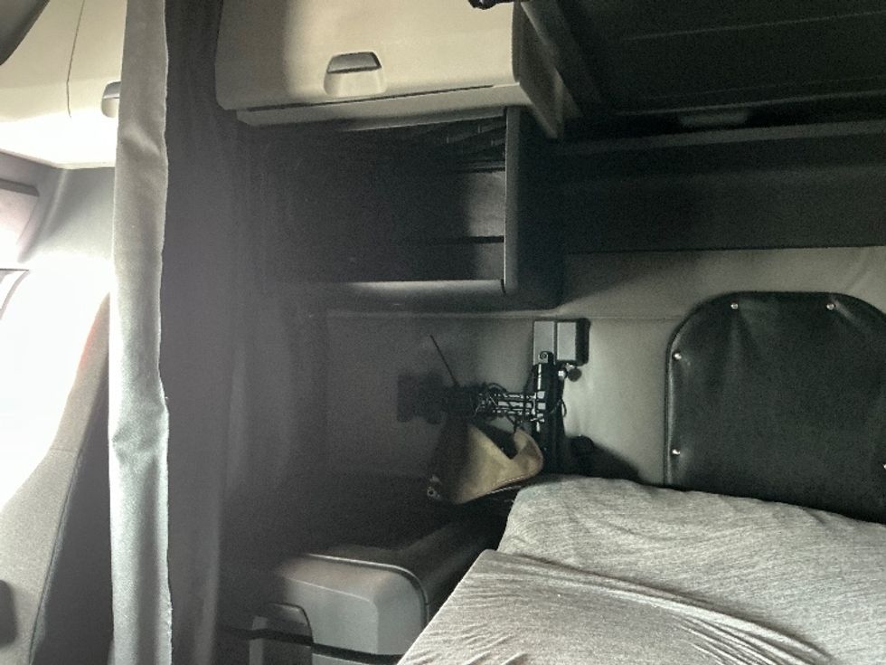 Sleeper Tractor-Heavy Duty Tractors-Freightliner-2022-T12664ST-Tulsa-OK-641,506\n\t\tmiles-$ 59,750 - Image 19