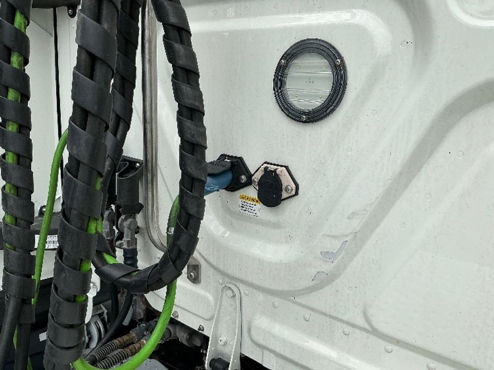 Sleeper Tractor-Heavy Duty Tractors-Freightliner-2022-T12664ST-Tulsa-OK-641,506\n\t\tmiles-$ 59,750 - Image 23