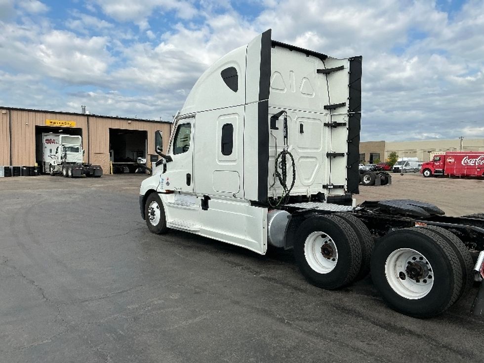 Sleeper Tractor-Heavy Duty Tractors-Freightliner-2022-T12664ST-Tulsa-OK-641,506\n\t\tmiles-$ 59,750 - Image 5