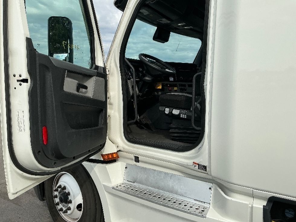 Sleeper Tractor-Heavy Duty Tractors-Freightliner-2022-T12664ST-Tulsa-OK-641,506\n\t\tmiles-$ 59,750 - Image 9