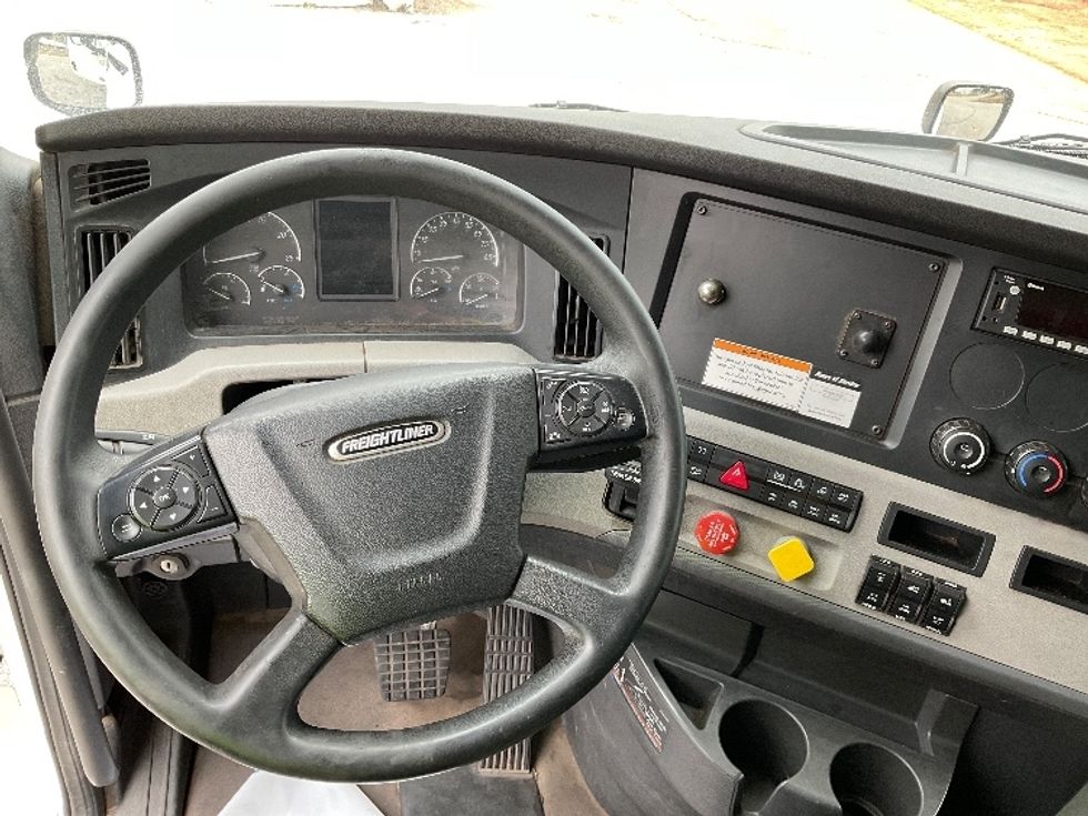 Sleeper Tractor-Heavy Duty Tractors-Freightliner-2022-T12664ST-Tuscaloosa-AL-402,495\n\t\tmiles-$ 78,250 - Image 11