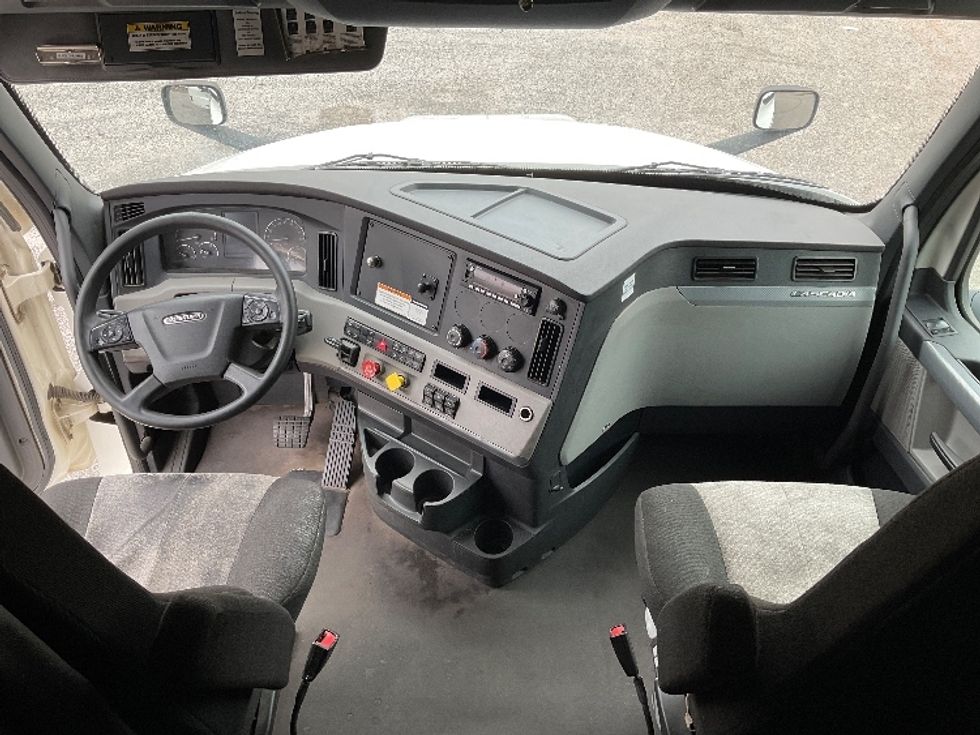 Sleeper Tractor-Heavy Duty Tractors-Freightliner-2022-T12664ST-Tuscaloosa-AL-402,495\n\t\tmiles-$ 78,250 - Image 12