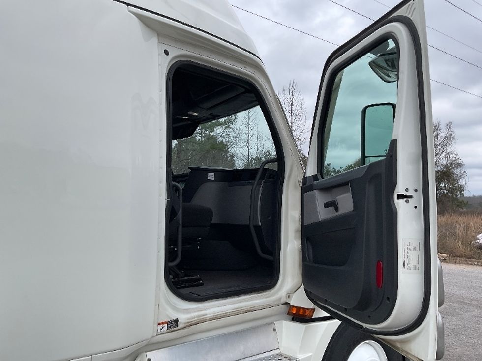Sleeper Tractor-Heavy Duty Tractors-Freightliner-2022-T12664ST-Tuscaloosa-AL-402,495\n\t\tmiles-$ 78,250 - Image 13
