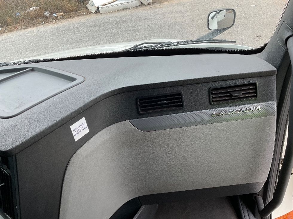 Sleeper Tractor-Heavy Duty Tractors-Freightliner-2022-T12664ST-Tuscaloosa-AL-402,495\n\t\tmiles-$ 78,250 - Image 14