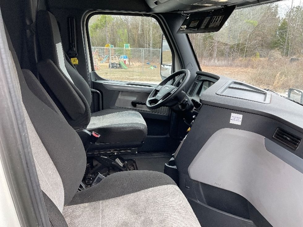 Sleeper Tractor-Heavy Duty Tractors-Freightliner-2022-T12664ST-Tuscaloosa-AL-402,495\n\t\tmiles-$ 78,250 - Image 15